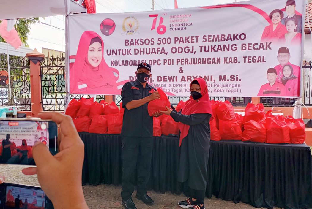 Ketua DPC PDIP Kabupaten Tegal, Rustoyo saat menerima bantuan 500 paket sembako dari anggota DPR Dr. Dewi Aryani M.Si (17 Agustus 2021)