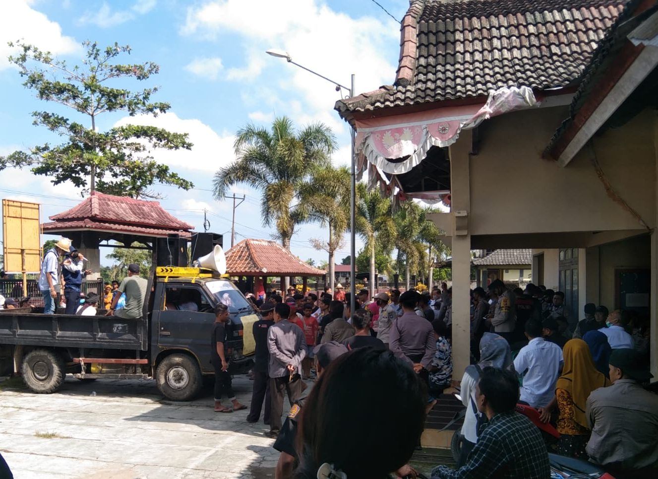 Demo masyarakat Bakan di Kantor Desa Bakan.