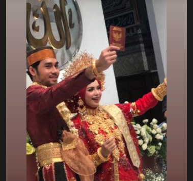 Achmad Megantara dan Asri Faradila dalam balutan pakaian pengantin. 