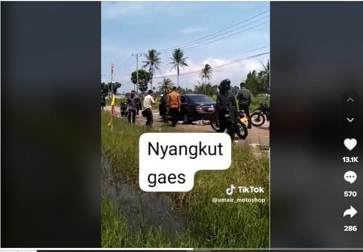 Tangkapa layar mobil Jokowi nyangkut