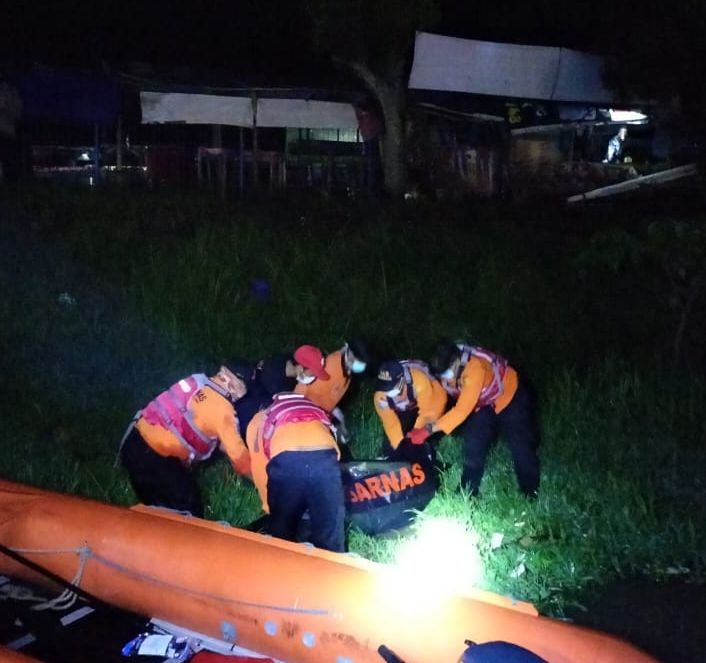 Tim SAR gabungan melakukan evakuasi terhadap Sirwanto, warga Patikraja yang terjun ke sungai Serayu, pada Senin, 5 April 2021