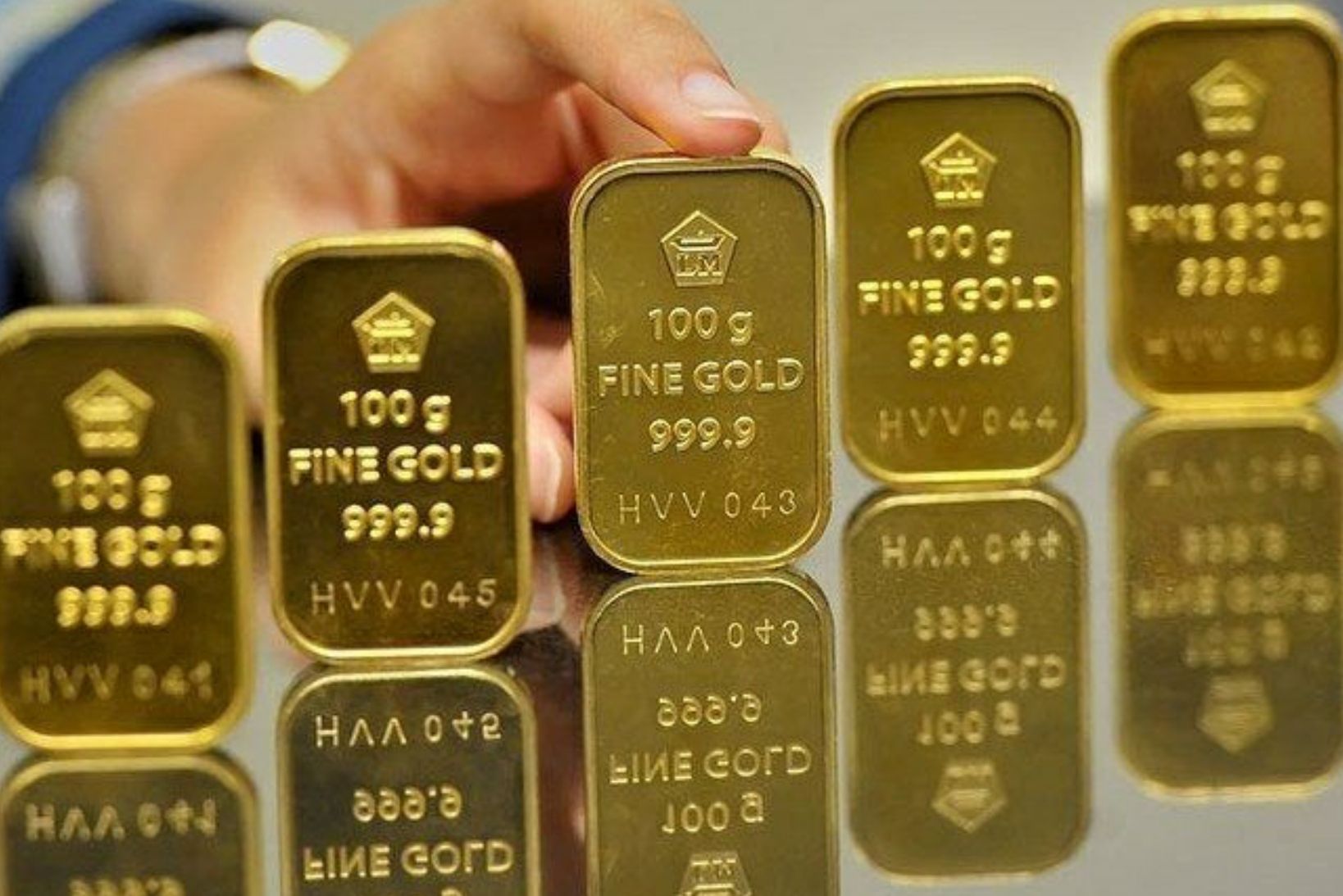 Harga emas turun tajam hari ini 
