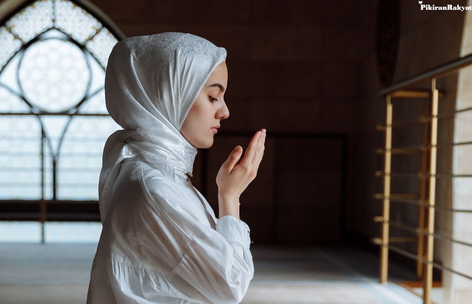 Ilustrasi, taat beribadah dan banyak beramal doa 6 weton terkabulkan
