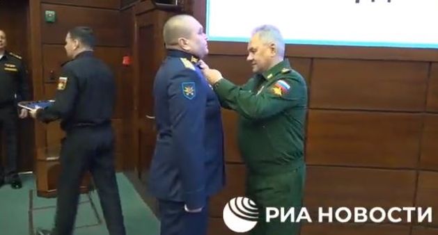 Penghargaan Medali Keberanian kepada pilot Su 27  oleh Menteri Pertahanan Rusia Sergei Shoigu