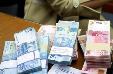 Ilustrasi tumpukan uang rupiah.*/REUTERS
