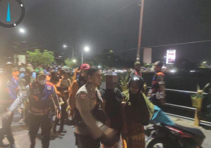 Seorang Ibu Membawa Anak Lakukan Aksi Bunuh Diri Melompat Ke Sungai Rolak, Berhasil Digagalkan Warga