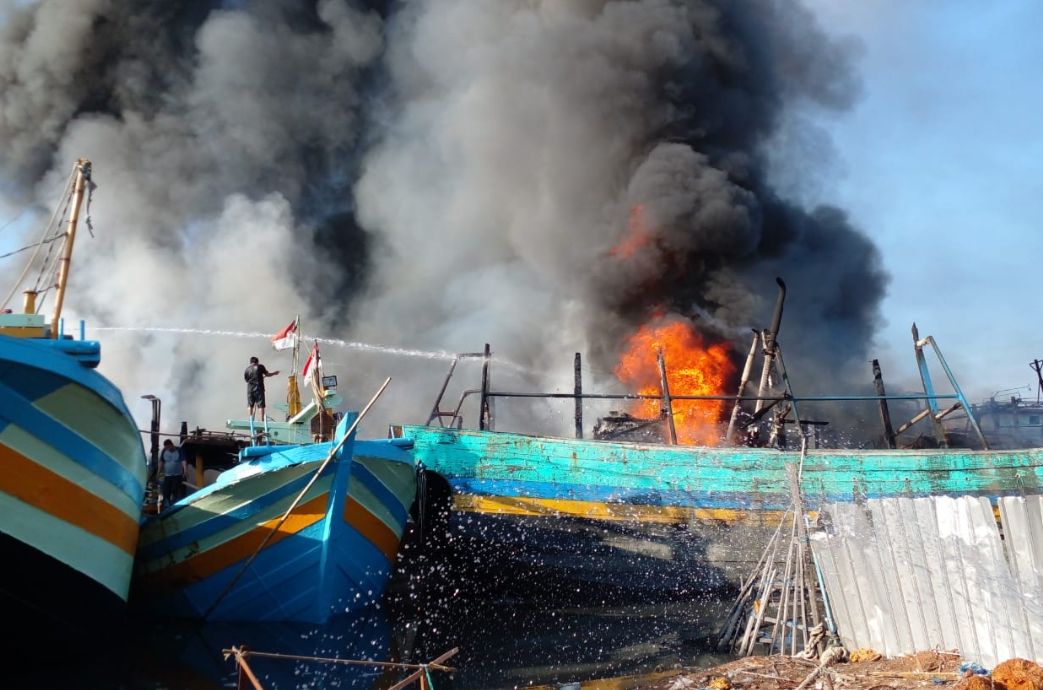 Belasan kapal nelayan hangus dilahap si jago merah di pelabuhan Tegal