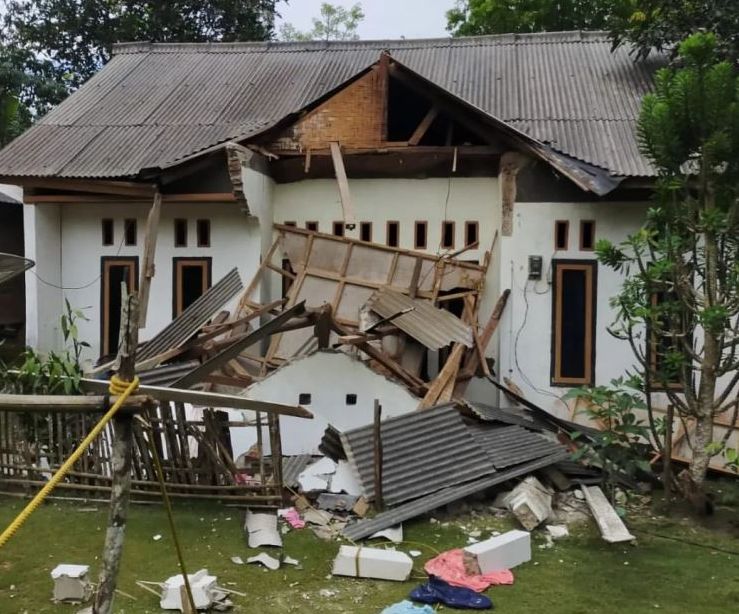 Sebuah rumah di Kecamatan Sumur, Kabupaten Banten mengalami kerusakan pasca gempa M6,7 yang terjadi pada Jumat, 14 Januari 2022.