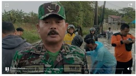 Petugas dari TNI AD ikut memberi pertolongan warga Dinar Indah, Meteseh, Tembalang, Semarang yang kebanjiran Jumat, 6 Januari 2023 sekitar pukul 16.00 WIB