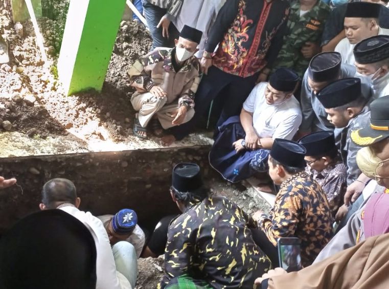 Ratusan pelayat mengiringi pemakaman H Ghautsun Bin Nasori, Selasa 19 April 2022