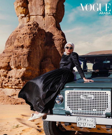 Cover Vouge Arabia edisi Juli/Agustus 2020 yang menampilkan seorang blogger Palestina