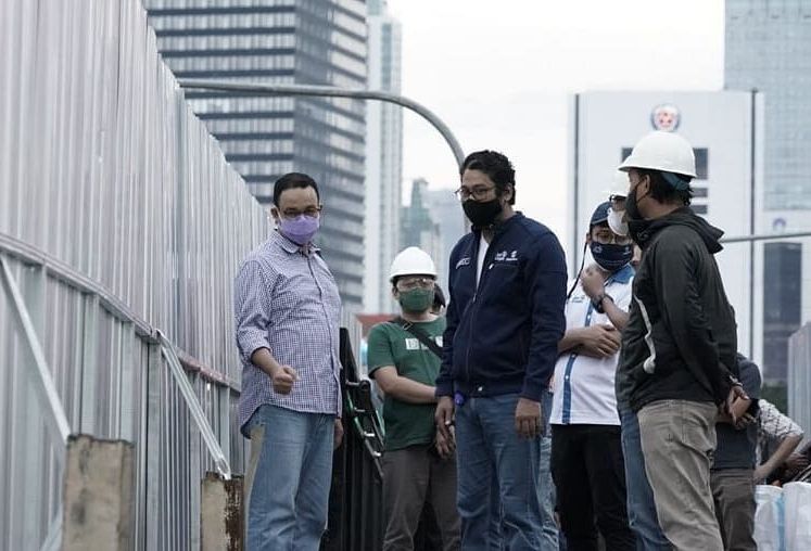 Potret Gubernur Jakarta Anies Baswedan bersama almarhum PT TransJakarta, Sardjono Jhony Tjitrokusumo, Direktur Utama PT TransJakarta.