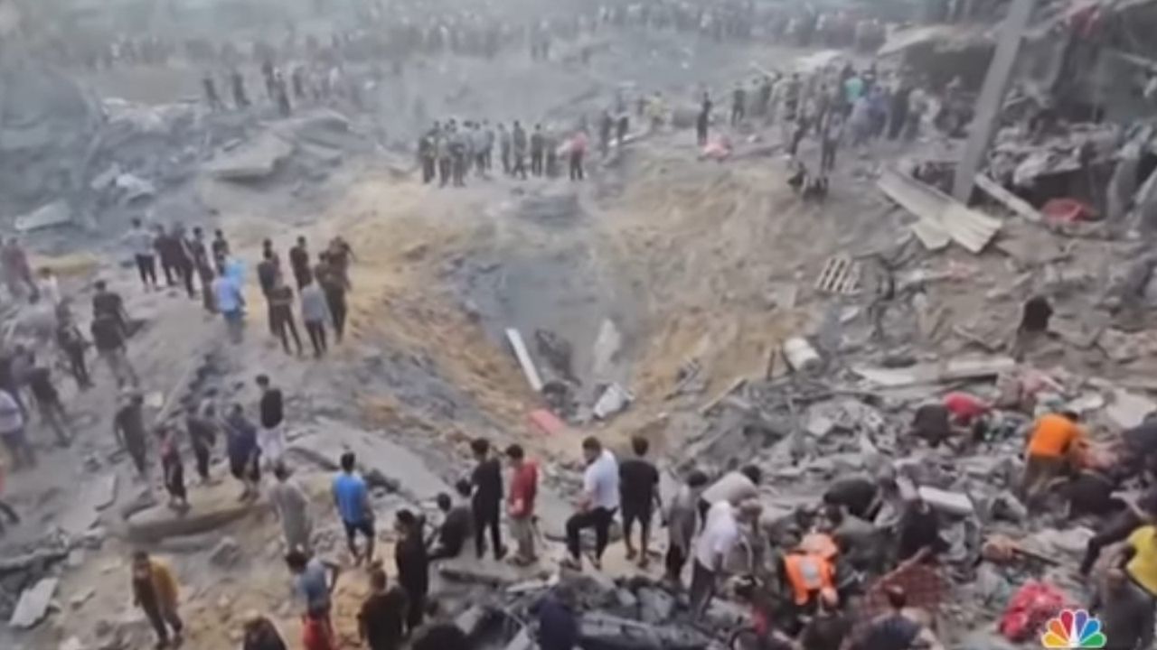 Warga mencari korban di reruntuhan kamp pengungsi yang dikelola PBB usai di bombandir pesawat tempur Zionis Israel Sabtu 18 November 2023.