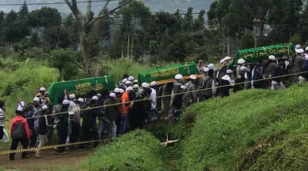Begini suasana proses penghantaran 5 jenazah anggota Laskar FPI di Markaz Syariah FPI, Pondok Pesantren Agrokultural, Megamendung Bogor.*
