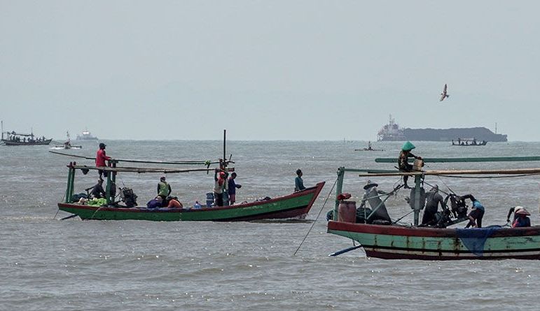 Para nelayan di Pulau Sabira ini biasa berangkat setelah subuh dan kembali dengan tangkapan ikan selat setelah ashar