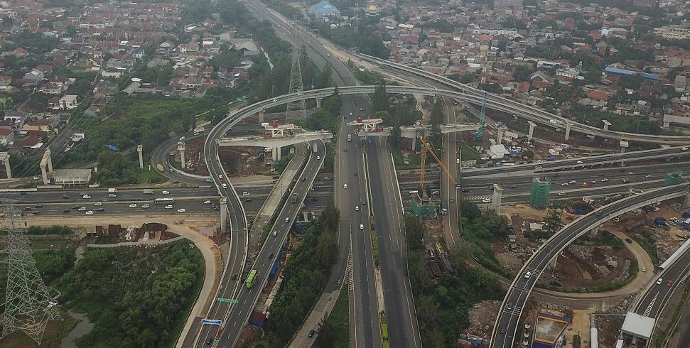 Dokumentasi - Foto udara arus lalu lintas di tol Jakarta-Cikampek dan tol JORR (Jakarta Outer Ring Road). Tarif tol naik mulai hari ini 17 Januari 2021.