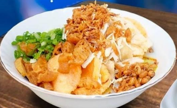 Bubur ayam, street food enak dan murah Indonesia