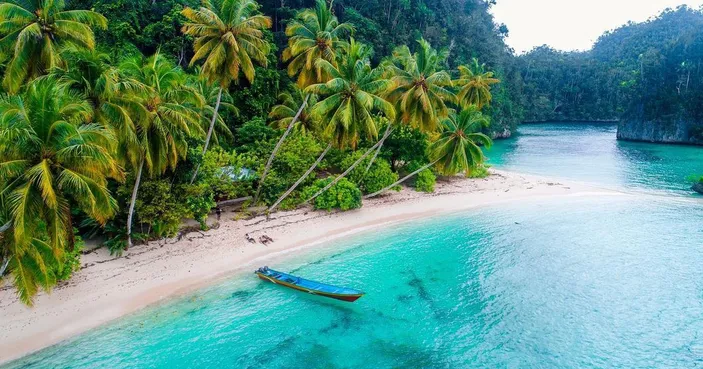 Hidden Game di Papua: Rekomendasi Destinasi Wisata Pantai Ermun yang ...