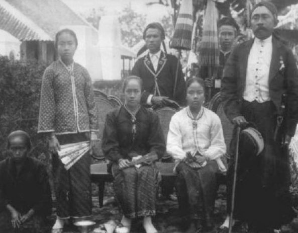 Raden Ayu Lasminingrat (tengah) saat berfoto bersama dengan suaminya  Raden Djenon atau RAA Wiratanudatar VIII Bupati Garut yang dikenal sebagai Dalem Bintang Bupati Garut.