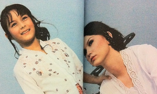 Foto masa kecil Chelsea Islan mengenakan kebaya di majalah model tahun 2004.