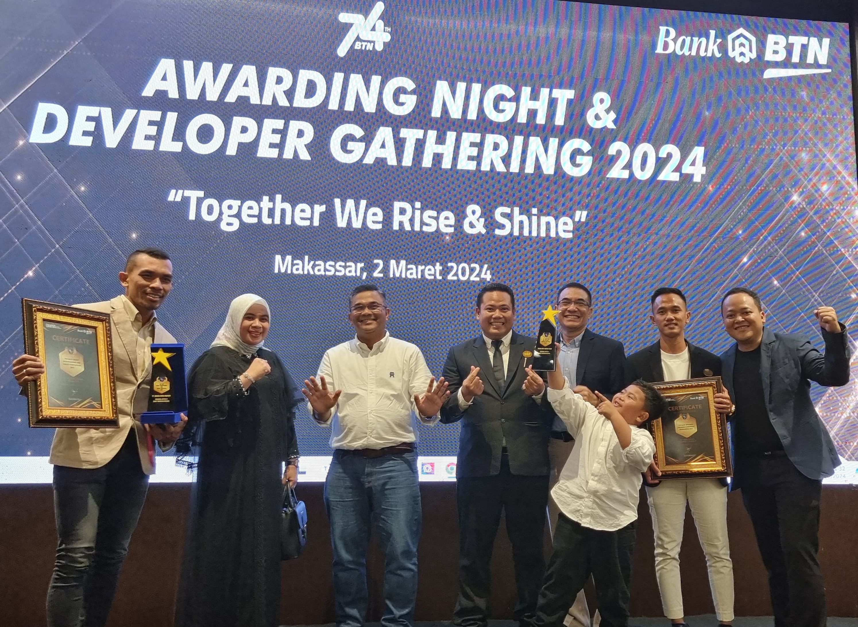 Tim PT SDP berpose bersama usai menerima penghargaan pada Awarding Night And Developer Gathering, di Hotel Rinra Makassar, Sabtu 2 Maret 2024.