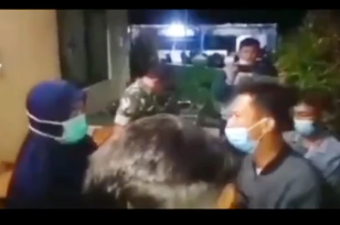 Tangkapan layar video viral warga geruduk puskesmas.