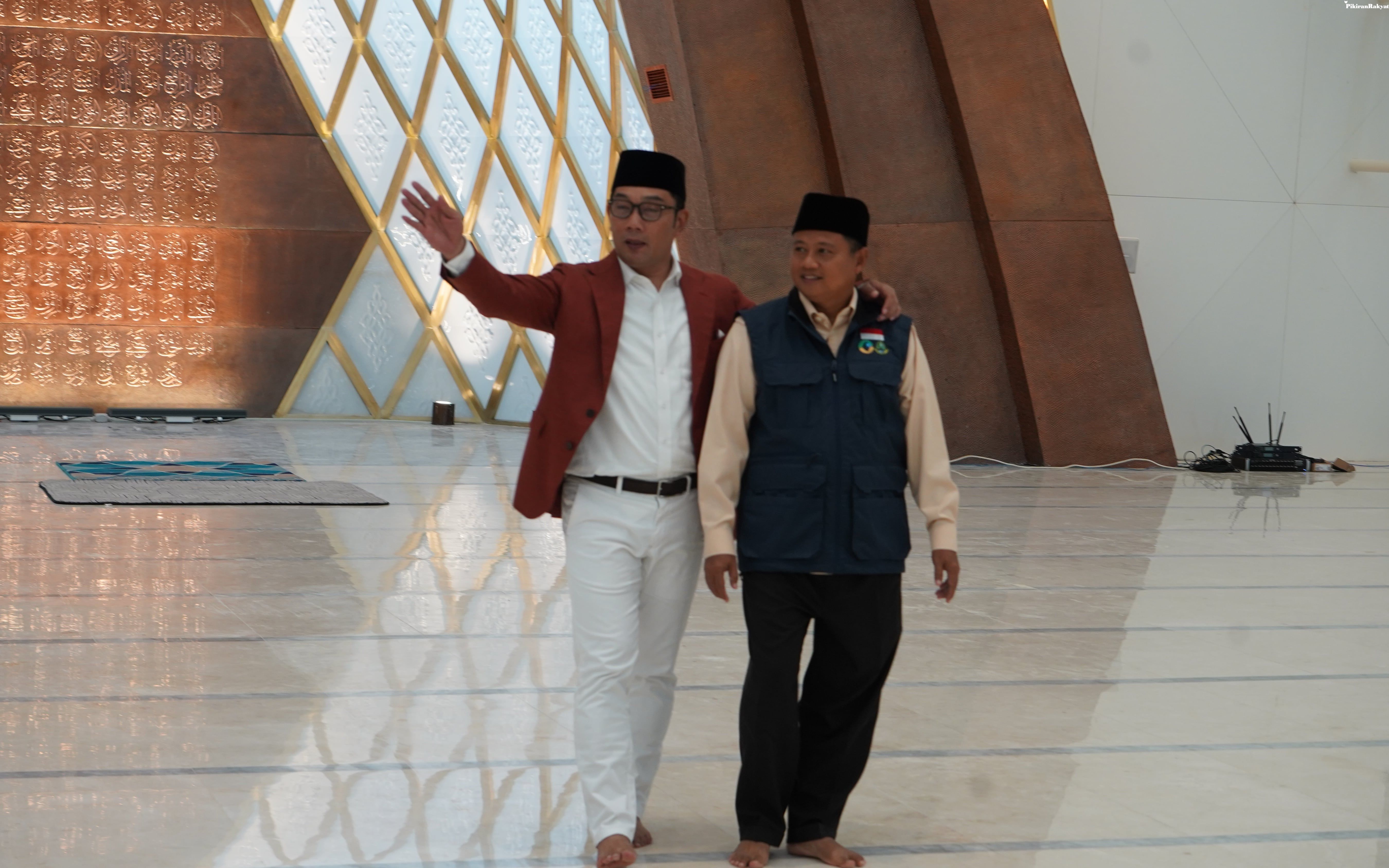 Gubernur Jawa Barat Ridwan Kamil dan Wakil Gubernur Jawa Barat Uu Ruzhanul Ulum di Masjid Raya Al Jabbar, Gedebage, Bandung, Senin 26 Desember 2022. Masjid ini akan diresmikan pada Jumat 30 Desember 2022.