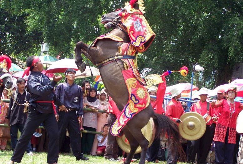 Atraksi seni tradisional Kuda Renggong.