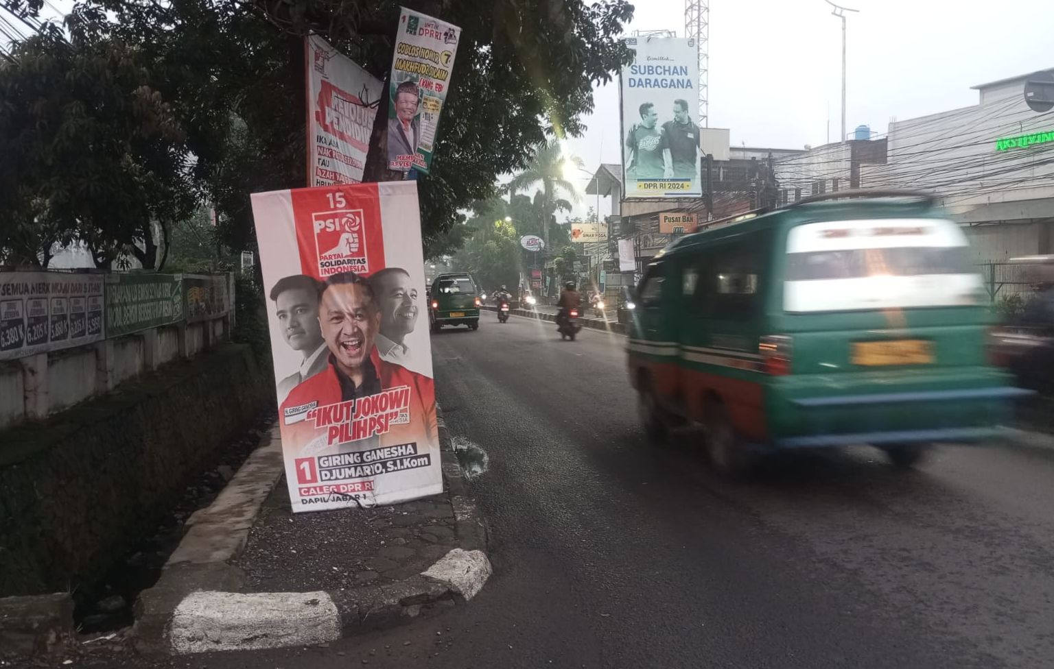Alat peraga kampanye (APK) di Jalan Jend. H. Amir Machmud, Kota Bandung, Jawa Barat, Kamis, 11 Januari 2024.