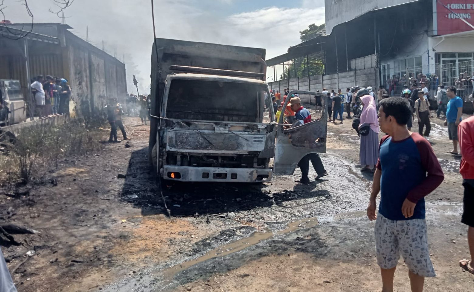 Gudang minyak Ilegal terbakar 3 unit truk dan 1 ruko hangus terbakar di Kota Jambi