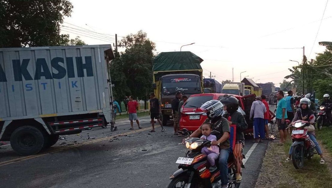 Kecelakaan di Garon Balerejo antara Avanza mereh vs truk Ekspedisi