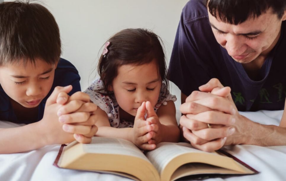 Ilustrasi Kristen Berdoa Sebelum Membaca Alkitab/foto:pixabay