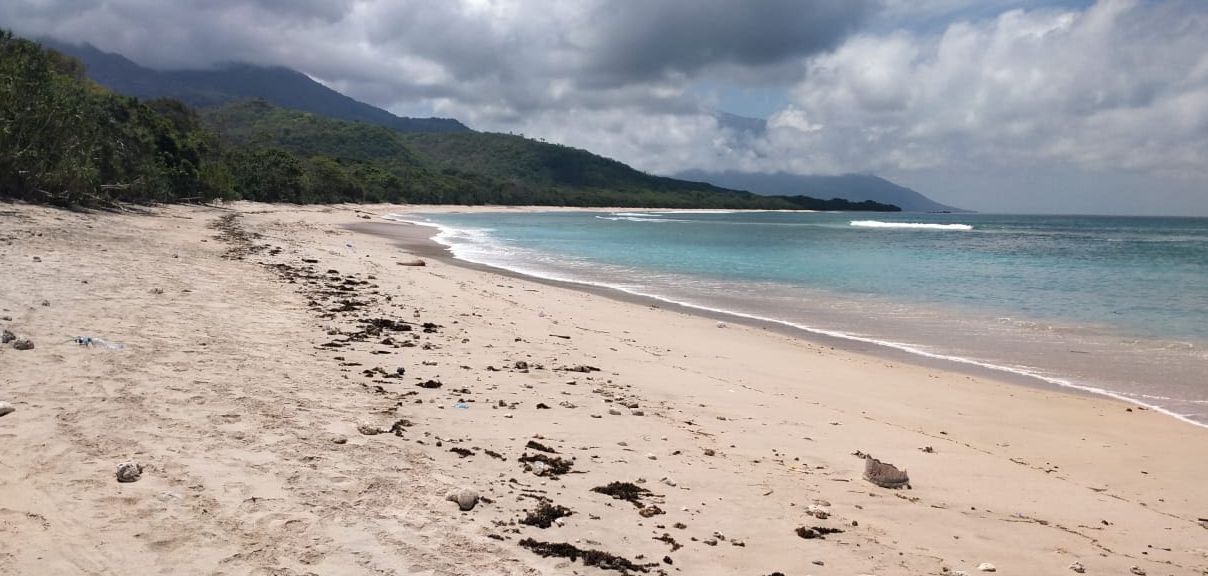 Pantai Pasir Putih yang masih asri dengan hamparan pantai membentang sepanjang 5 km.