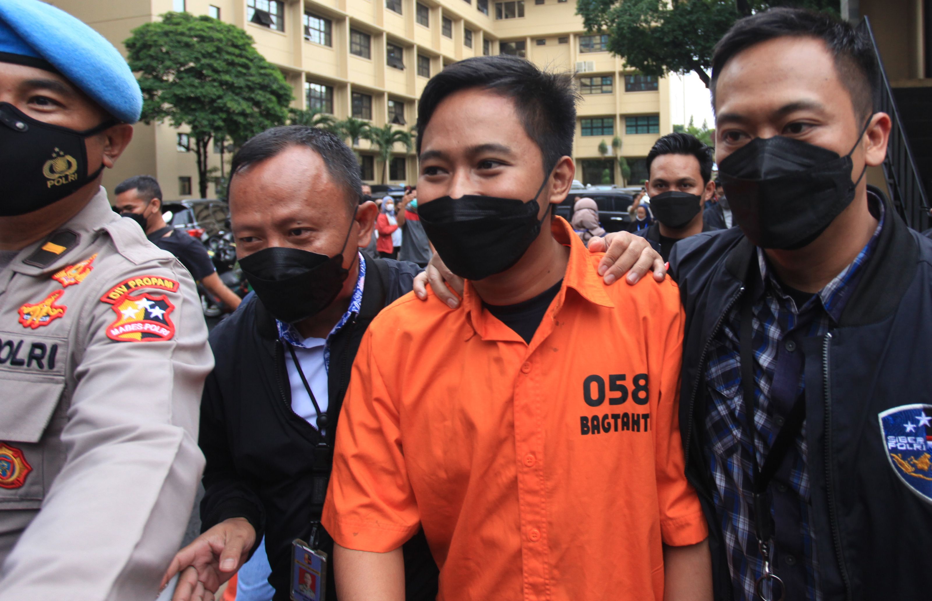 Polisi menggiring tersangka kasus penipuan aplikasi Quotex Doni Salmanan (tengah) saat konferensi pers di Bareskrim, Mabes Polri Jakarta, Selasa, 15 Maret 2022.