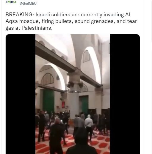 Tangkapan video viral penyerangan Masjid Al Aqsa yang diunggah Jumat.