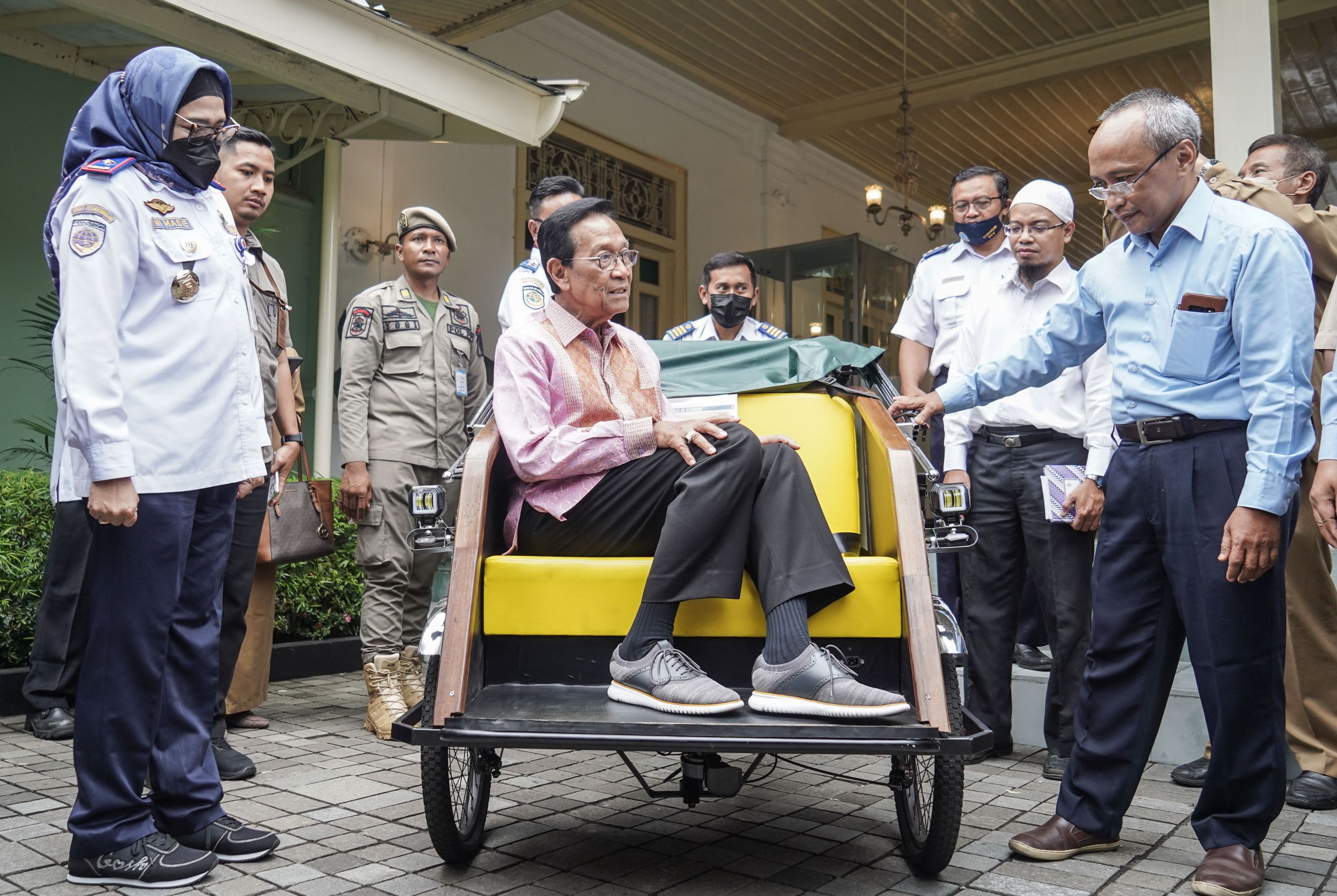 Gubernur DIY Sri Sultan Hamengku Buwono X mengatakan, modifikasi becak ini ditujukan untuk mengurangi beban kayuh masyarakat yang menggantungkan hidup sebagai tukang becak kayuh.