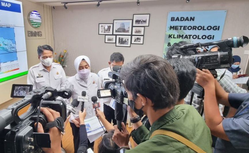 Kepala BMKG, Dwikorita Karnawati saat memberikan keterangan pers tentang kemungkinan terjadi gempa susulan pasca Gempa Cianjur, Selasa, 22 November 2022