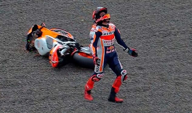 Pembalap Repsol Honda, Marc Marquez usai terjatuh di Q1 MotoGP Indonesia, Sabtu, 19 Maret 2022.