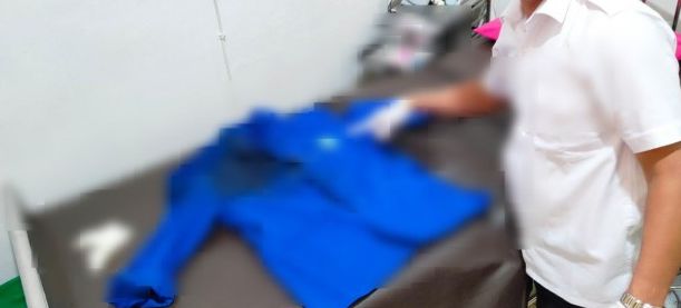 Barang bukti jaket almamater yang dipakai untuk membungkus jasad bayi yang dilahirkan seorang siswi sebuah SMA di Bekasi, Jawa Barat, Senin 5 Desember 2022. 