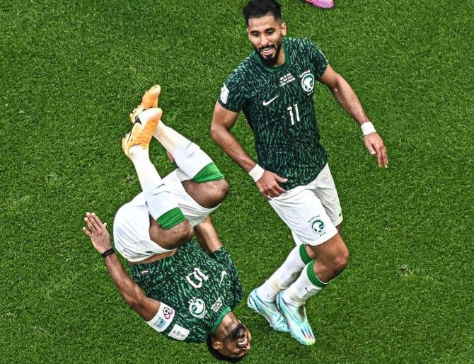 Saleh Al Shehri  pemain berjuluk The Arabian Neymar meakukan selebrasi salto usai mencetak gol keduanya ke gawang Argentina di laga perdana Piala Dunia 2022 melawan Argentina di  Lusail Iconic Stadium.