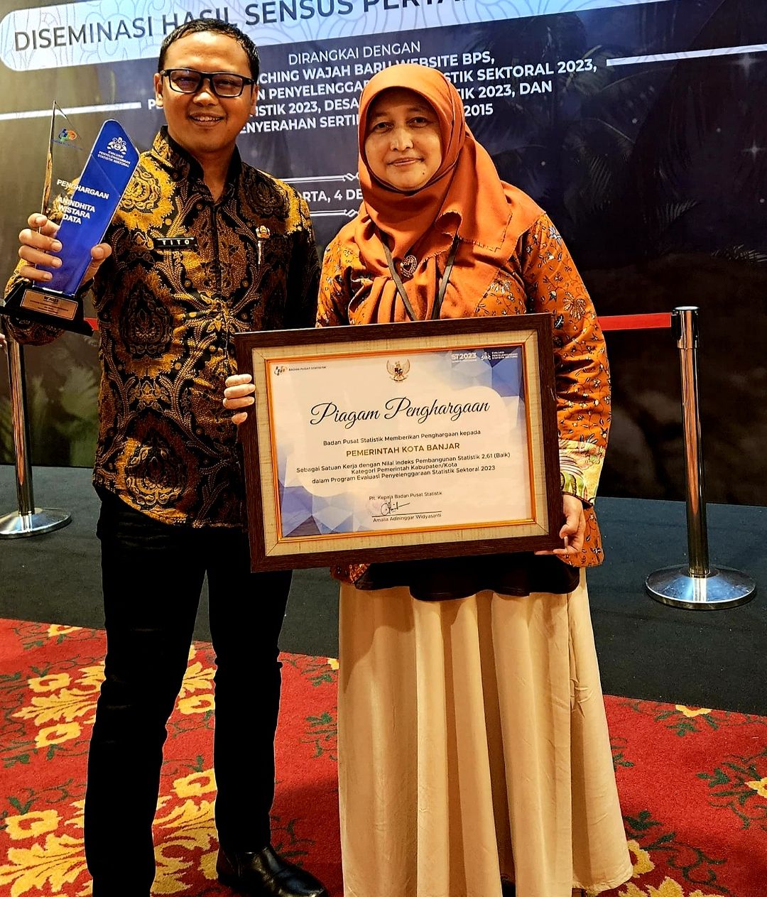 Kepala Dinas Komunikasi dan Informatika Kota Banjar, Dede Tito Ismanto, S.T., M.E. , menunjukan penghargaan yang baru diterimanya.