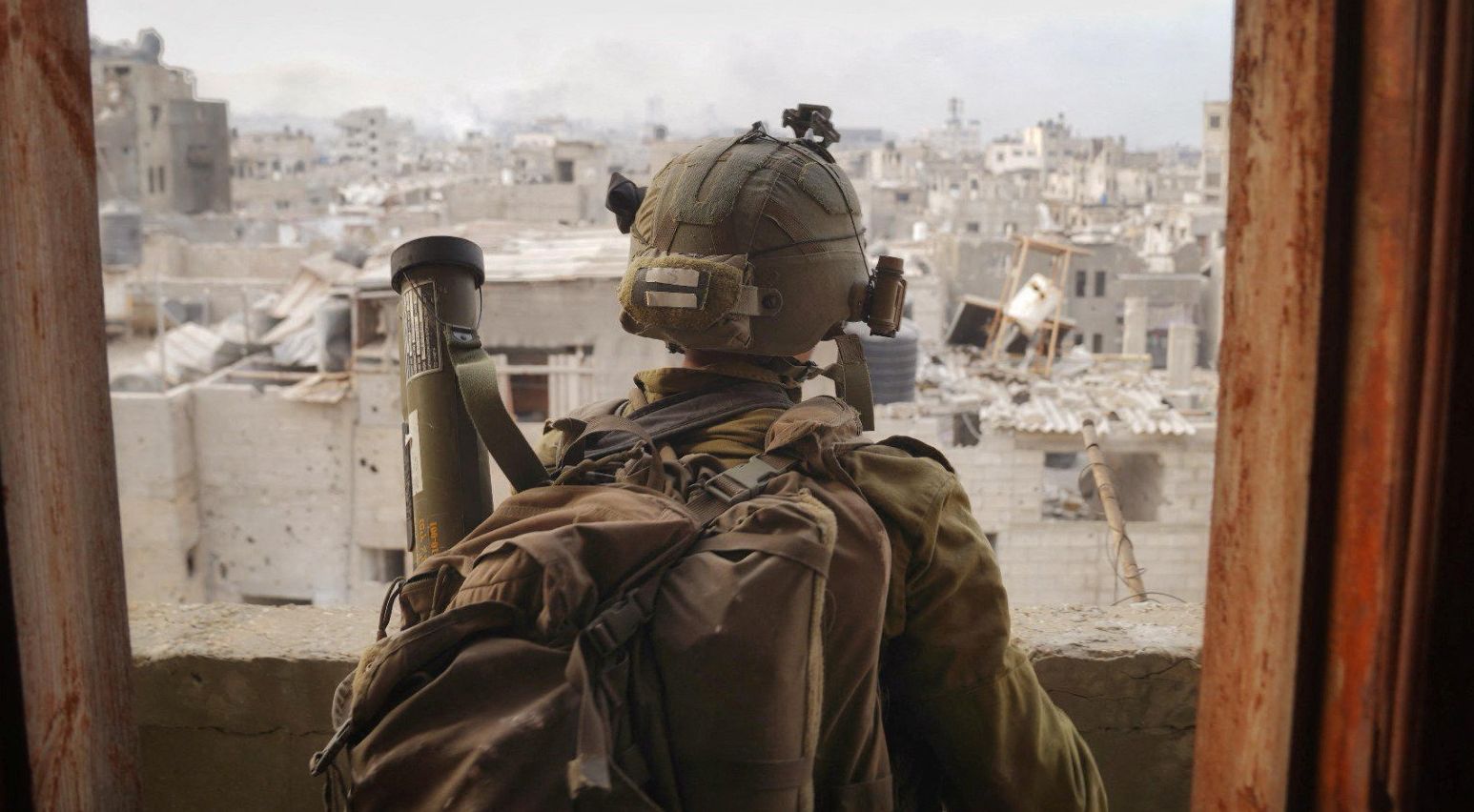 Seorang tentara Israel beroperasi di Jalur Gaza, di tengah operasi darat tentara Israel melawan kelompok Islam Palestina Hamas, dalam gambar selebaran yang dirilis pada 18 November 2023.