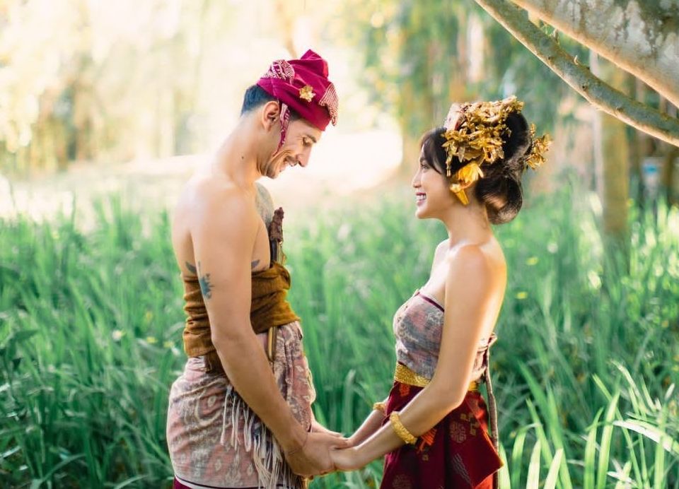 5. Prewedding Pakai Baju Adat Bali, Why Not?