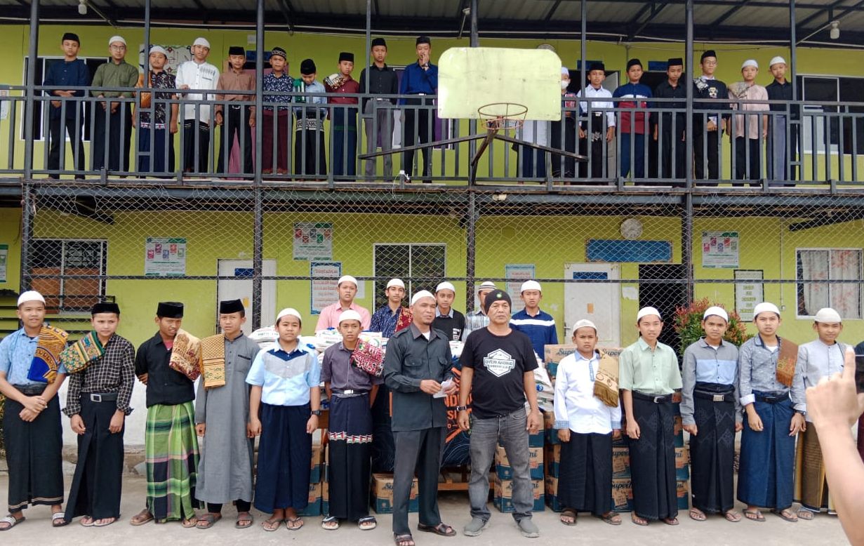 Santri dan staf pengajar Pesantren Cendikia Bunaya akrab bersama Overlanding Indonesia Sumut,