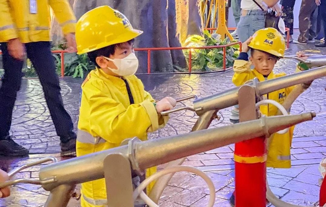 Seorang anak memeragakan pekerjaan petugas pemadam kebakaran di tempat wisata Kidzania Jakarta.*/Instagram/ gabryelasabryna