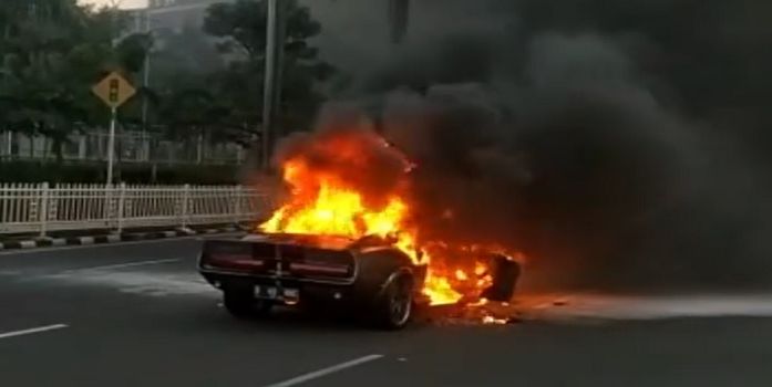 Mobil Ford Mustang 1966 yang dikira milik Atta Halilintar terbakar habis di tengah jalan.