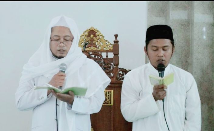 KH Wahyul Afif Al-Ghofiqi atau kerap disapa Kyai Mako (kiri).