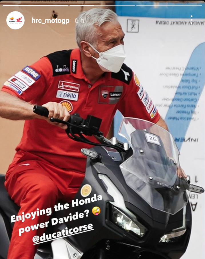  Manajer Ducati, Davide Tardozzi kepergok mengendarai motor honda di Sirkuit Mandalika.