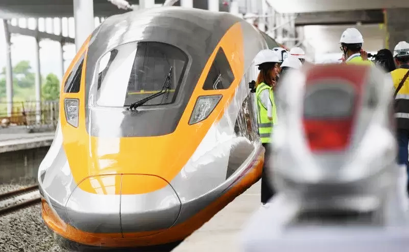 Kereta cepat inspeksi dihadirkan di lokasi proyek Kereta Cepat Jakarta Bandung di Stasiun Tegalluar, Kabupaten Bandung, Jawa Barat. Rel sepanjang 304 km kini sudah tersambung./ANTARA FOTO/Hafidz Mubarak/foc/