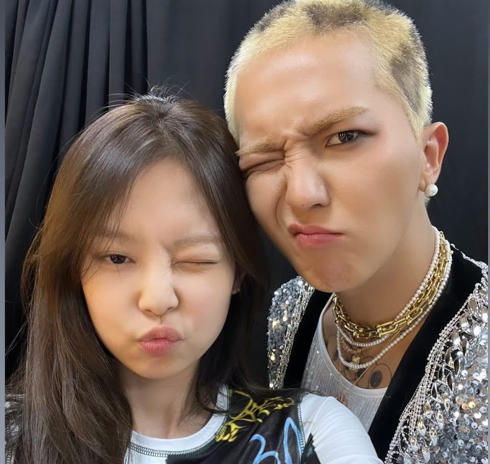 Mino WINNER ketika bersama Jennie BLACKPINK.